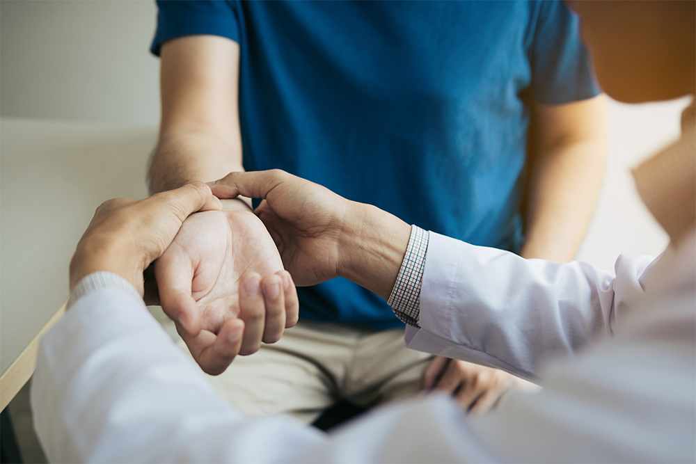 When To Consult an Orthopedic Surgeon for Wrist Pain Relief